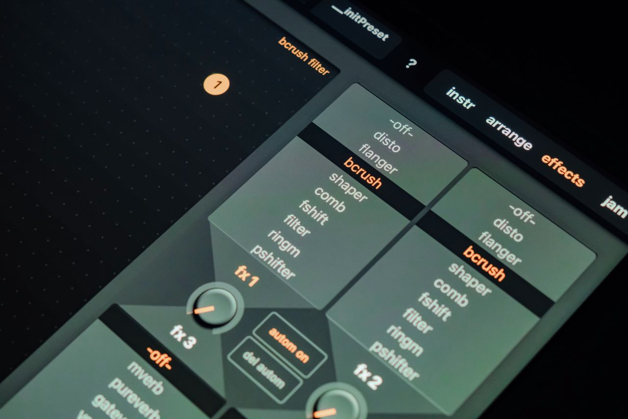 Vue rapprochée d’une interface de production musicale numérique montrant différents réglages de filtres sonores.